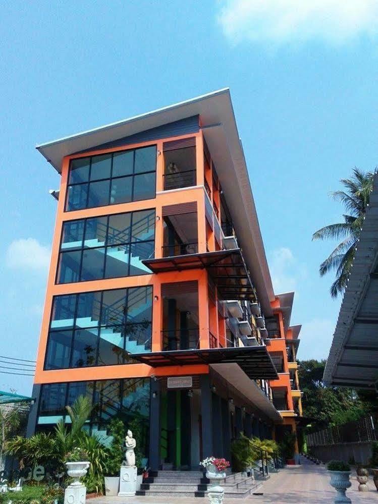 Waen Petch Place Hotel Ubon Ratchathani Exterior photo